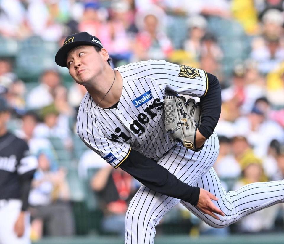 　９回、３番手で登板する木下（撮影・西田忠信）