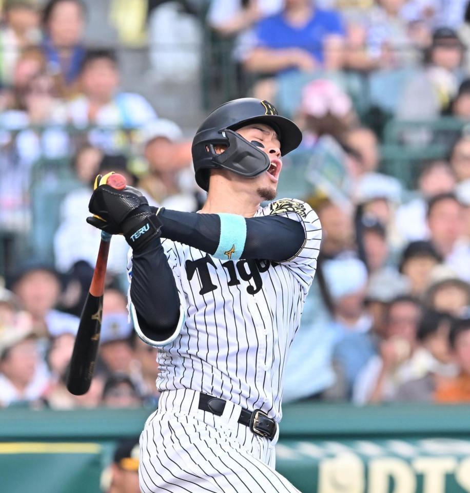 　９回、空振り三振に倒れる佐藤輝（撮影・西田忠信）