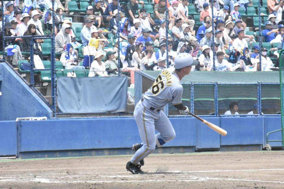 　２回に金丸から中前打を放つ百崎