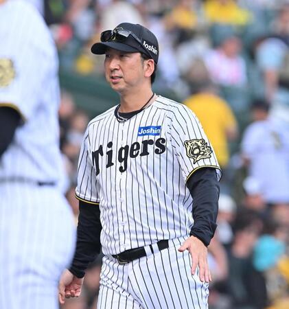 　ソフトバンクに敗れ、引き揚げる藤川監督（撮影・西田忠信）