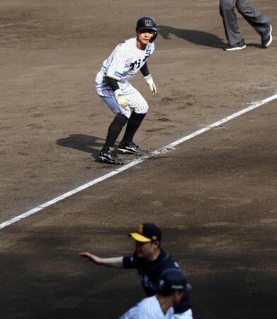 　７回、三塁走者の熊谷は坂本のバントで生還できず（撮影・山口登）