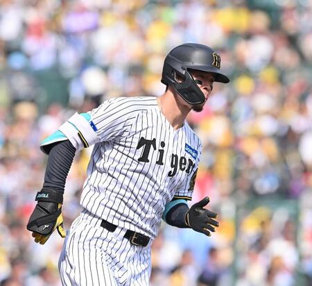 　４回、左翼への打球で一塁に走る佐藤輝（撮影・西田忠信）