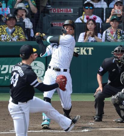 　４回、二塁打を放つ佐藤輝（撮影・北村雅宏）