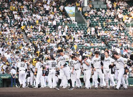 　敗戦後、引き揚げる佐藤輝（中央）ら阪神ナイン（撮影・西田忠信）