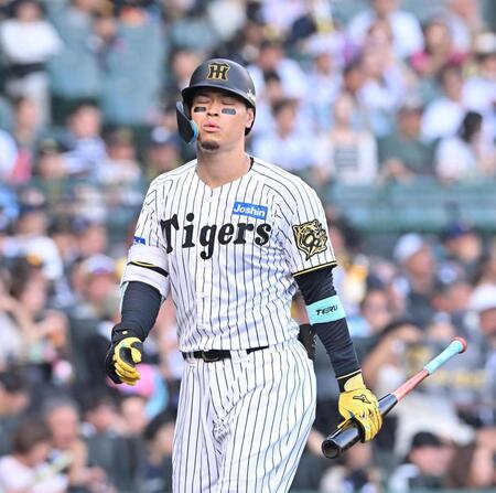 　９回、空振り三振に倒れた佐藤輝（撮影・西田忠信）