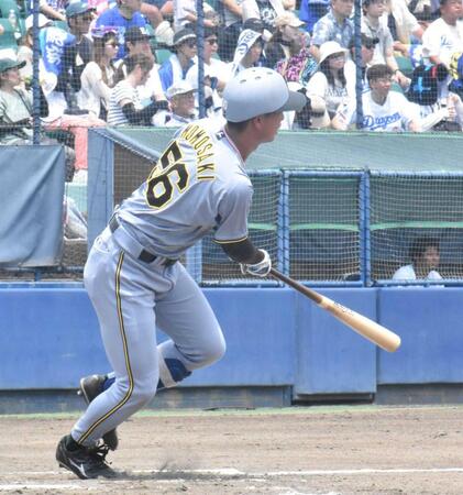 　２回、金丸から中前打を放つ百崎