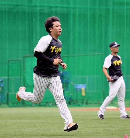 　ダッシュをして汗を流す村上（撮影・立川洋一郎）