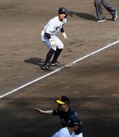 　７回、三塁走者の熊谷は坂本のバントで生還できず（撮影・山口登）