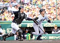 　７回、犠打を決める坂本（右）（撮影・西田忠信）