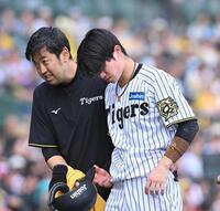 　６回１死、頭部死球を受けトレーナーとベンチに下がる中野（右）（撮影・西田忠信）