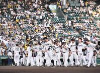 　敗戦後、引き揚げる佐藤輝（中央）ら阪神ナイン（撮影・西田忠信）