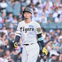 　９回、空振り三振に倒れた佐藤輝（撮影・西田忠信）