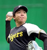 　キャッチボールをして調整する村上（撮影・立川洋一郎）