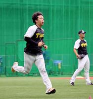 　ダッシュをして汗を流す村上（撮影・立川洋一郎）