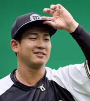 　キャッチボールをして調整する伊原（撮影・立川洋一郎）