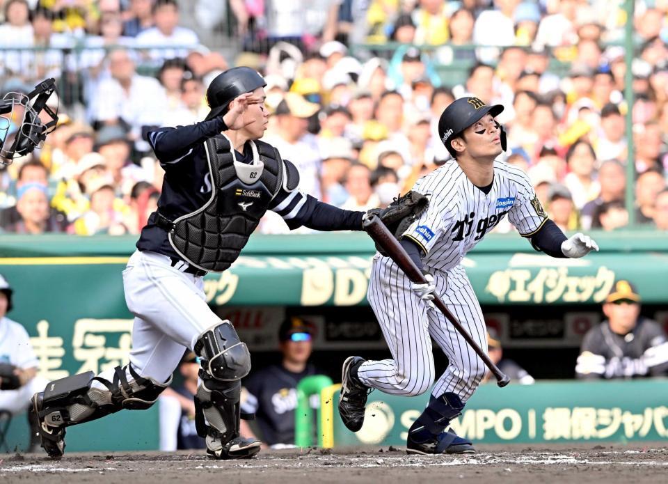 　７回、犠打を決める坂本（右）（撮影・西田忠信）