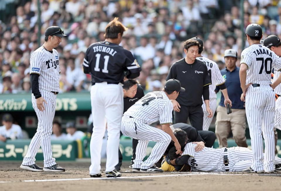 　倒れ込む中野を心配する藤川監督（撮影・田中太一）
