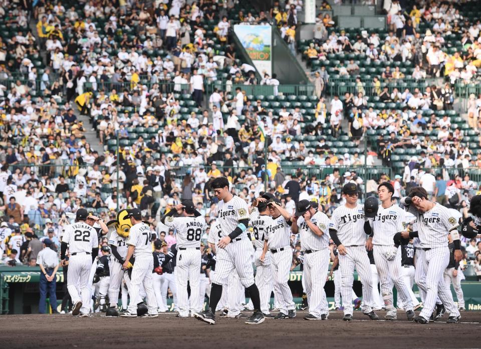 　敗戦後、引き揚げる佐藤輝（中央）ら阪神ナイン（撮影・西田忠信）