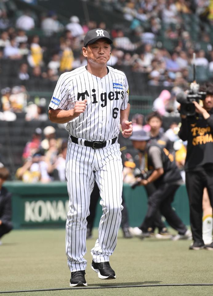 　試合前のグラウンドに登場した金本知憲氏（撮影・西田忠信）