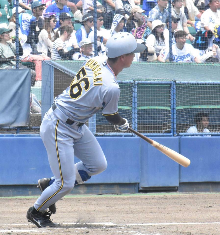 　２回、金丸から中前打を放つ百崎