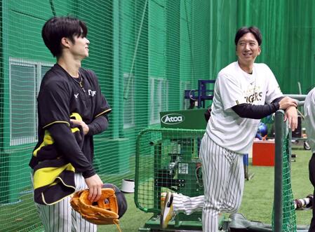 　練習を終えて藤川監督（右）と話す中野（撮影・立川洋一郎）