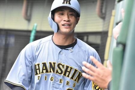 　本塁生還後、ハイタッチする木浪