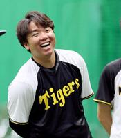 　投手指名練習に参加し明るい表情を見せる村上（撮影・立川洋一郎）