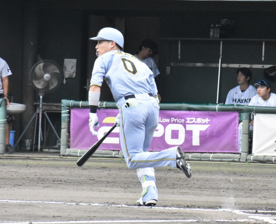 　中堅へ二塁打を放つ木浪