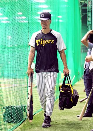 　練習を終え笑顔を見せて引き揚げる佐藤輝（撮影・立川洋一郎）