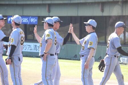 　平田２軍監督と勝利のハイタッチをするナイン