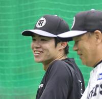 　和田１・２軍打撃巡回コーディネーターと談笑する中野（左）＝撮影・北村雅宏