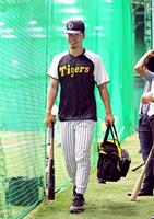 　練習を終え笑顔を見せて引き揚げる佐藤輝（撮影・立川洋一郎）