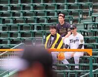 　スタンドに腰かけシートノックの様子を見る（左から）才木、湯浅、大竹（撮影・立川洋一郎）