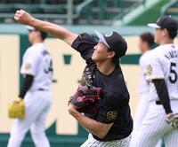 　１軍に合流して練習する湯浅（撮影・立川洋一郎）