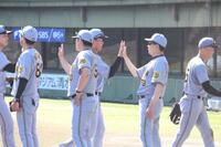 　平田２軍監督と勝利のハイタッチをするナイン
