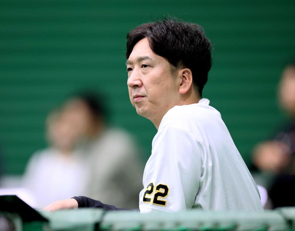 　練習の様子を見守る藤川監督（撮影・立川洋一郎）