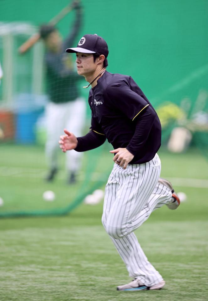 　ダッシュをして汗を流す中野（撮影・立川洋一郎）