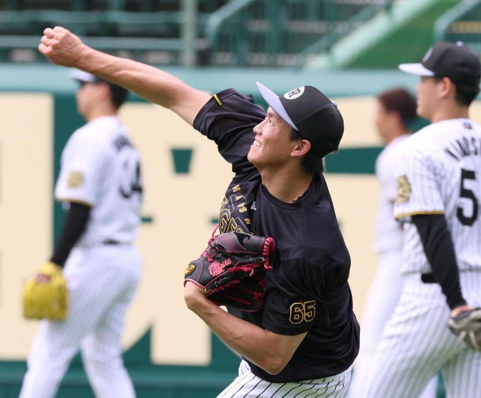 　１軍に合流して練習する湯浅（撮影・立川洋一郎）