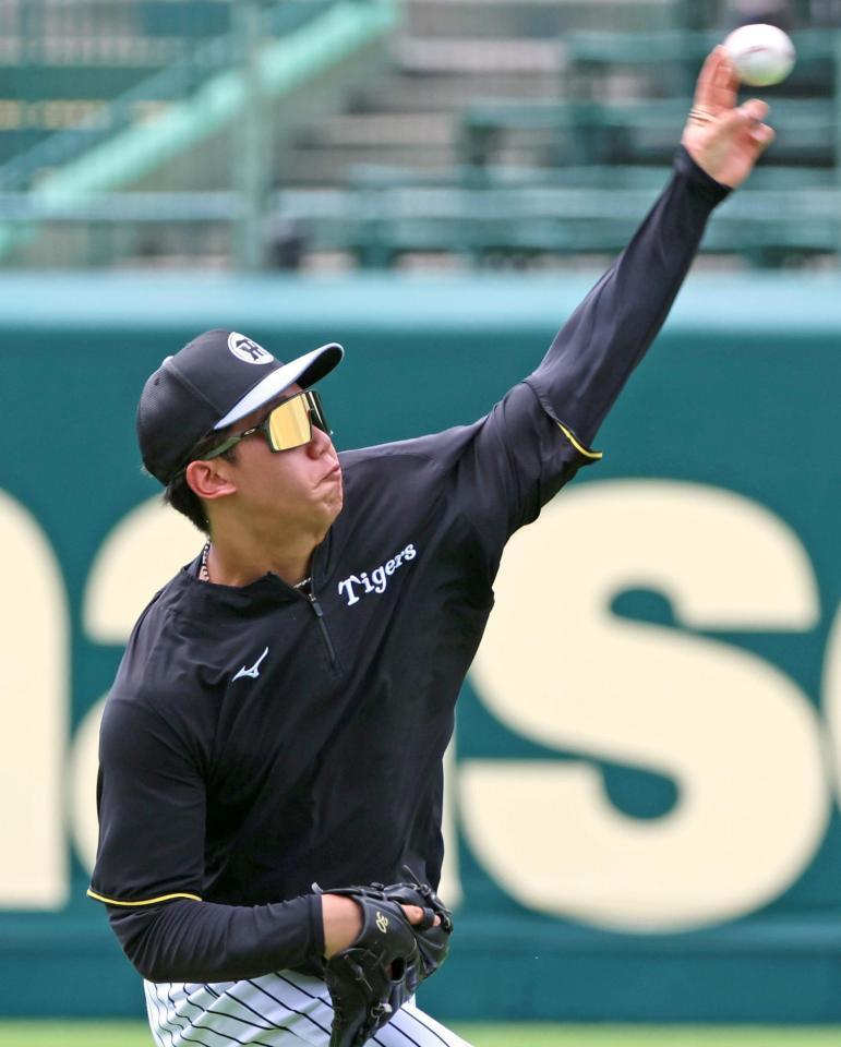 　キャッチボールをして調整する門別（撮影・立川洋一郎）