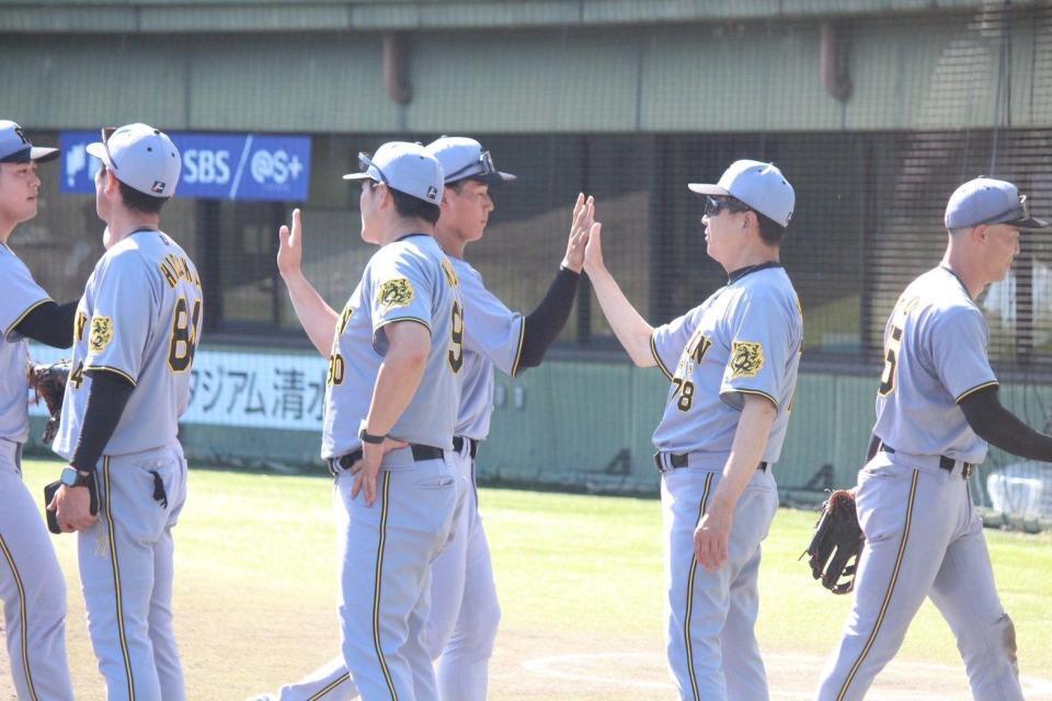 　平田２軍監督と勝利のハイタッチをするナイン