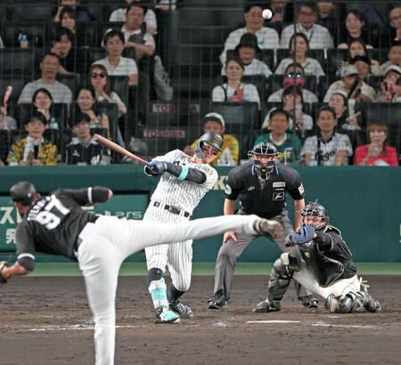 大谷翔平級の打球速度　佐藤輝キング独走の進化の理由とは