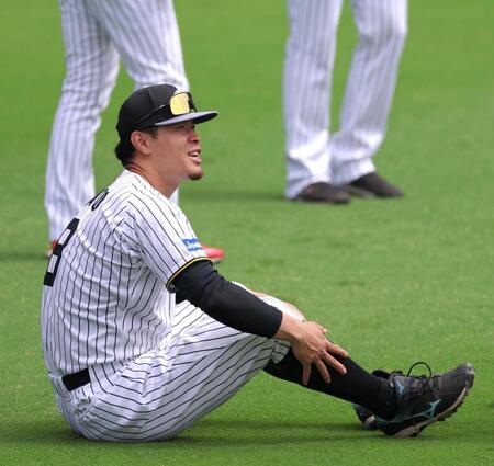 　明るい表情で練習に臨む佐藤輝（撮影・北村雅宏）