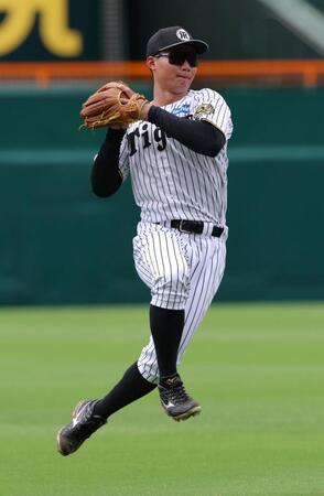 　ノックの打球を返球する森下（撮影・北村雅宏）