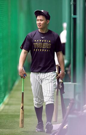 　室内で打撃練習を終えて引き揚げる森下（撮影・立川洋一郎）