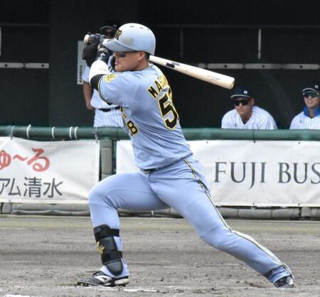 　中前打を放つ前川