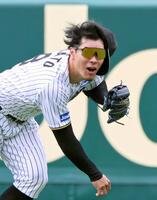 　シートノックの打球を処理して送球する（撮影・立川洋一郎）