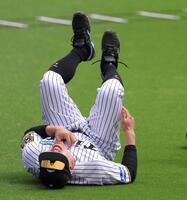 　練習中にひっくり返る佐藤輝（撮影・北村雅宏）