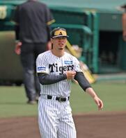 　腕をまくりながら練習に向かう佐藤輝（撮影・北村雅宏）