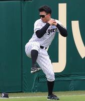 　練習中、左投手のけん制のしぐさをする森下（撮影・北村雅宏）