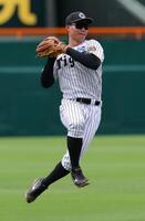 　ノックの打球を返球する森下（撮影・北村雅宏）